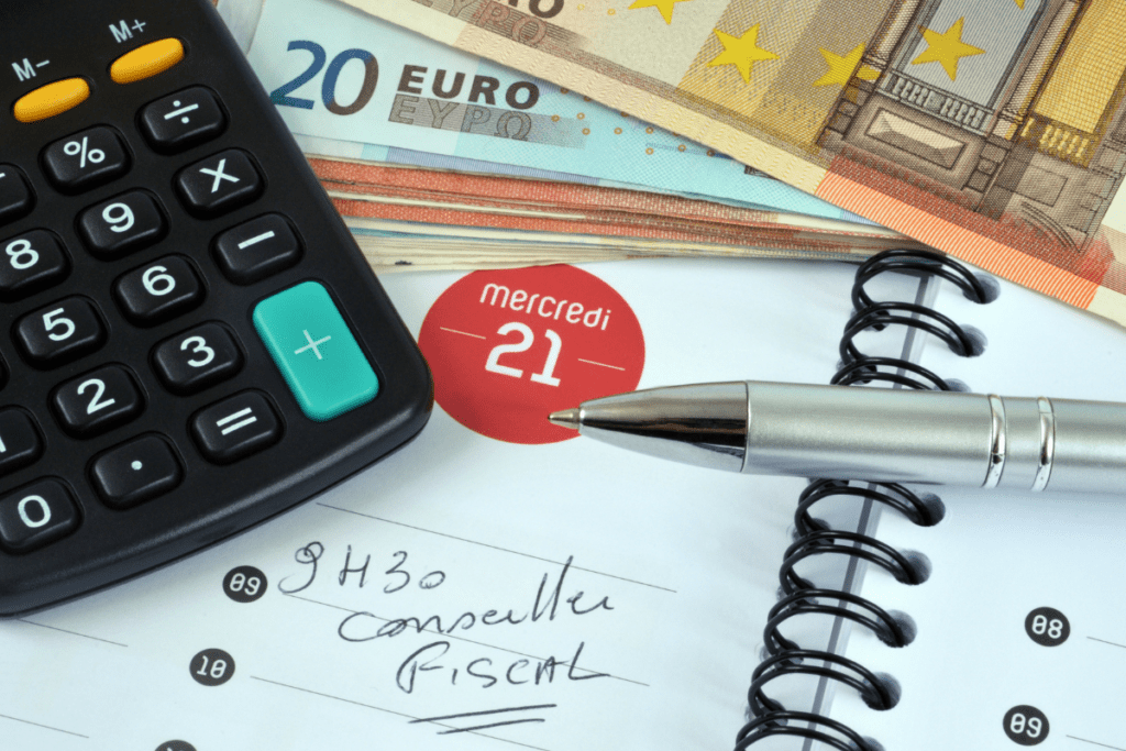 Calculadora, lapicero, cuaderno y euros
